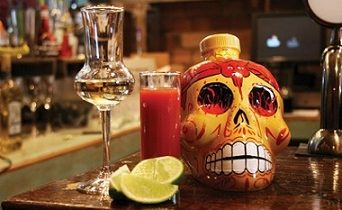 tequila y mezcal en bar en Bogota